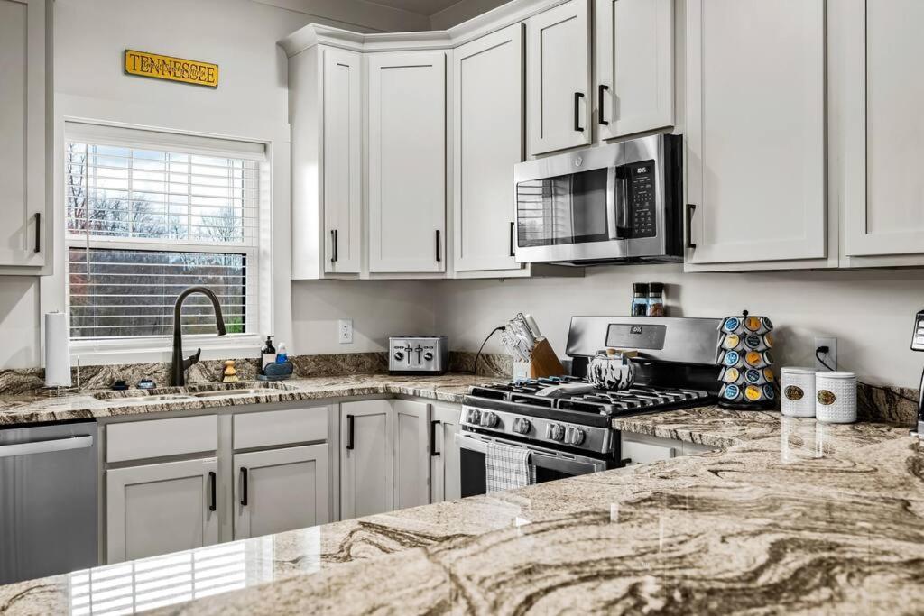 *Dog Friendly*Modern Home-Minutes To Dollywood, Gatlinburg, Smoky Mountains & Pigeon Forge! Bagian luar foto